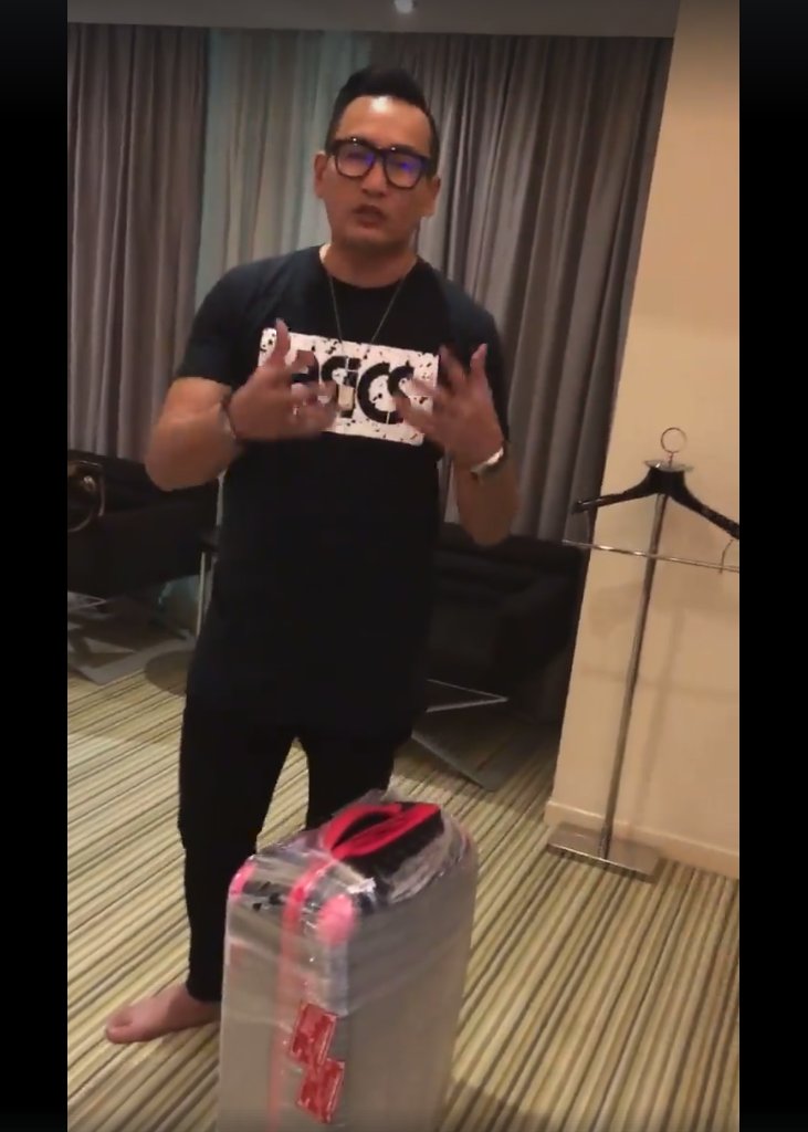 kwiknewsMY's tweet photo. Celebrity's bag damage at airport not caused by faulty chute system https://t.co/7vISAUFzFb https://t.co/frzGzAeQMP