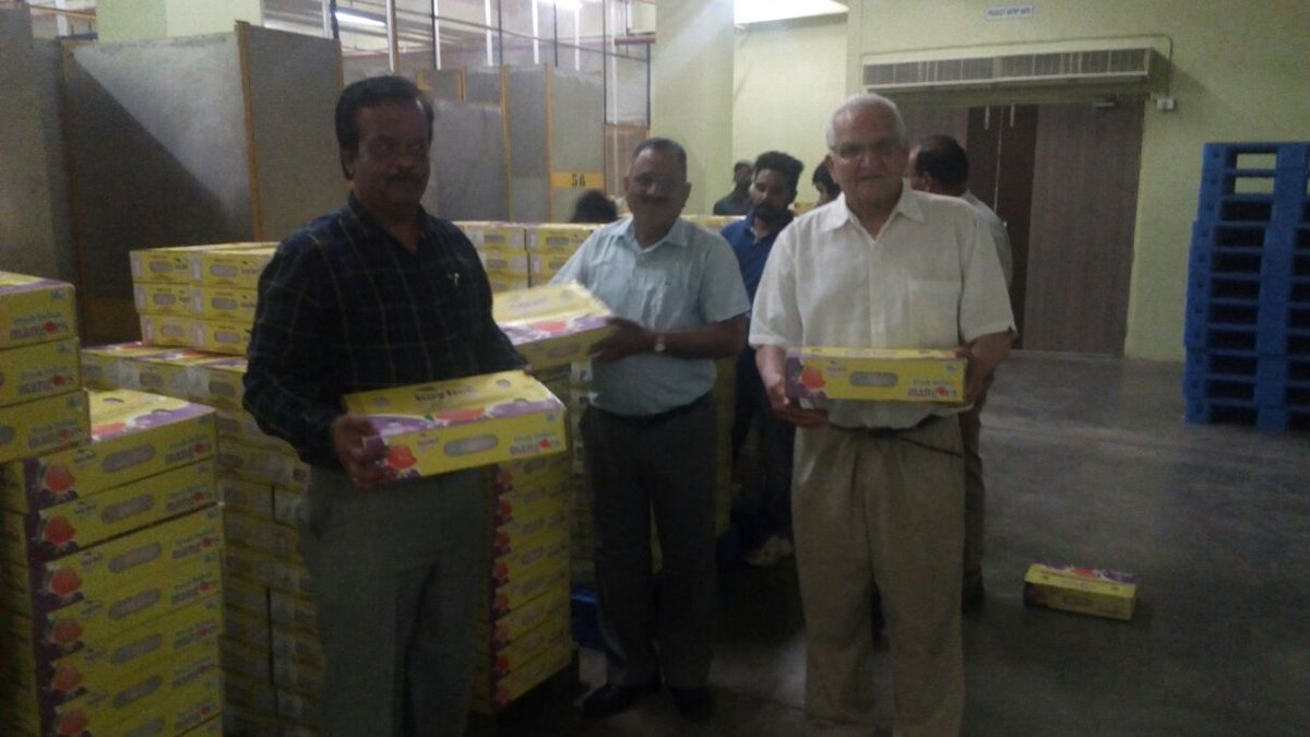 APEDADOC's tweet photo. Three consignment of 16 MT mangoes processed on the first day In APEDA- #MSAMB Irradiation facility in Navi Mumbai for exports to #USA.@CimGOI @DoC_GoI @PIB_India https://t.co/mZbk5FCT8e