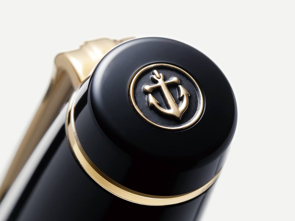 セーラー万年筆 公式 弊社 プロフェッショナルギアシリーズ の特長の一つは フラットな蓋栓と そこに施した錨 イカリ のエンブレムです 大正時代 社名に初めて セーラー の名を冠した頃より この錨マークをトレードマークとして使用して