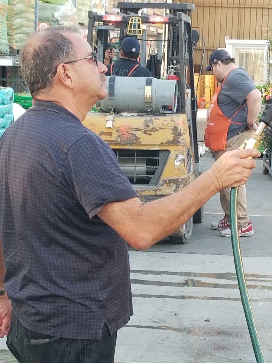 anavarro52069's tweet photo. Henry heping out with the #WaterChallenge.
#leadbyexsample 
#whatbossesdo
@anavarro52069 @PBFmedia https://t.co/DlLbHnMZ2a