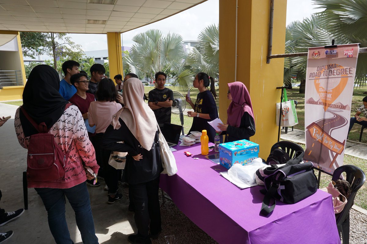 KarnivalFtmk's tweet photo. [ FICTS UTEM ] 
[ KARNIVAL FTMK ]
[ DIPLOMA :: ROAD TO DEGREE ]
.
LIVE UPDATE: Pameran oleh Pelajar Diploma (DIT),  FTMK di hadapan lobi FTMK.
.
Like &amp; follow us at :

#KarnivalFTMK2018
#SmartAndSustainTogether
#EmpoweringTogetherness https://t.co/MAvMZdSJqo