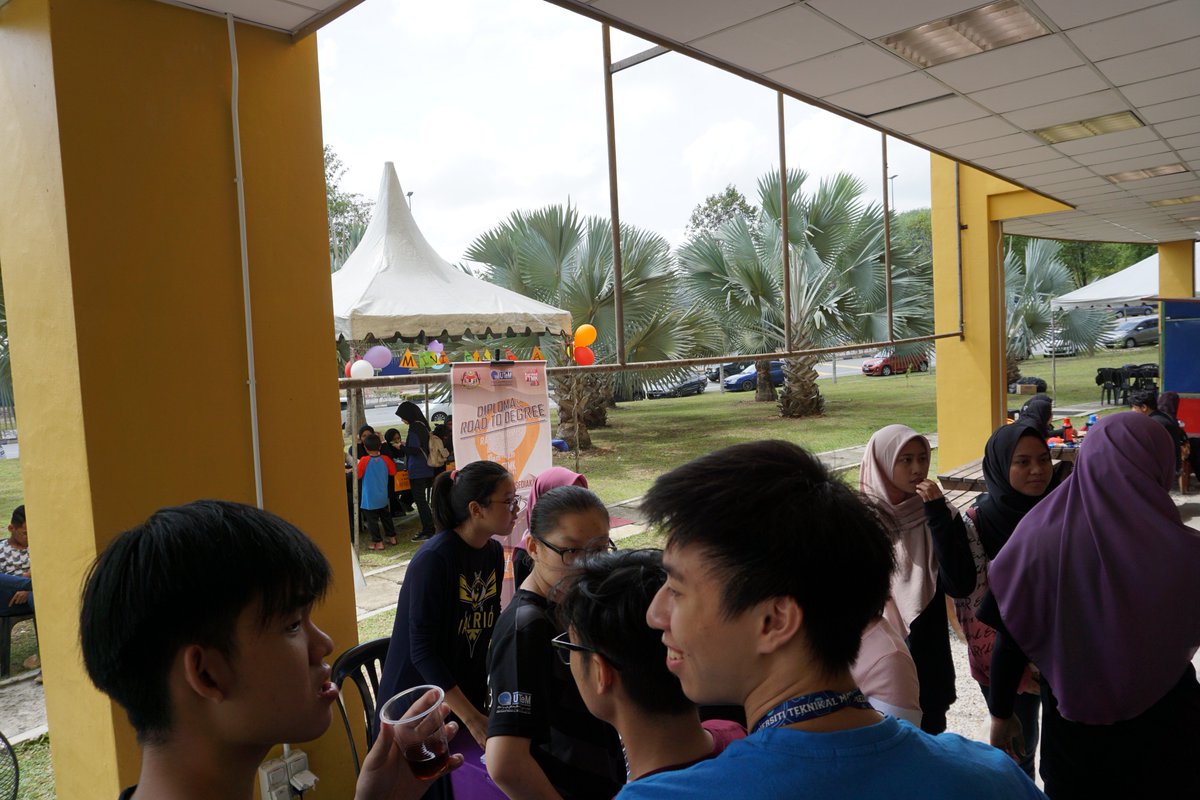 KarnivalFtmk's tweet photo. [ FICTS UTEM ] 
[ KARNIVAL FTMK ]
[ DIPLOMA :: ROAD TO DEGREE ]
.
LIVE UPDATE: Pameran oleh Pelajar Diploma (DIT),  FTMK di hadapan lobi FTMK.
.
Like &amp; follow us at :

#KarnivalFTMK2018
#SmartAndSustainTogether
#EmpoweringTogetherness https://t.co/MAvMZdSJqo