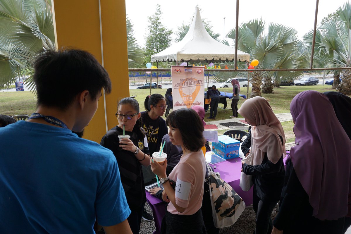 KarnivalFtmk's tweet photo. [ FICTS UTEM ] 
[ KARNIVAL FTMK ]
[ DIPLOMA :: ROAD TO DEGREE ]
.
LIVE UPDATE: Pameran oleh Pelajar Diploma (DIT),  FTMK di hadapan lobi FTMK.
.
Like &amp; follow us at :

#KarnivalFTMK2018
#SmartAndSustainTogether
#EmpoweringTogetherness https://t.co/MAvMZdSJqo