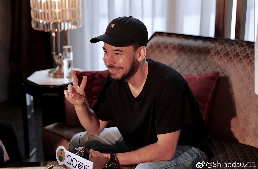 mikeshinoda_de's tweet photo. Wir haben für euch weitere Bilder von #MikeShinoda in Shanghai gefunden. Mike bei der @MercedesBenzME store, Eröffnung, #QQmusic Interviev und im #SpaceCycle gym beim Sport
#PostTraumatic
#MikeShinodaGermany
#MikeShinodaDE
#MakeChesterProud https://t.co/w5w6Ge4KWV