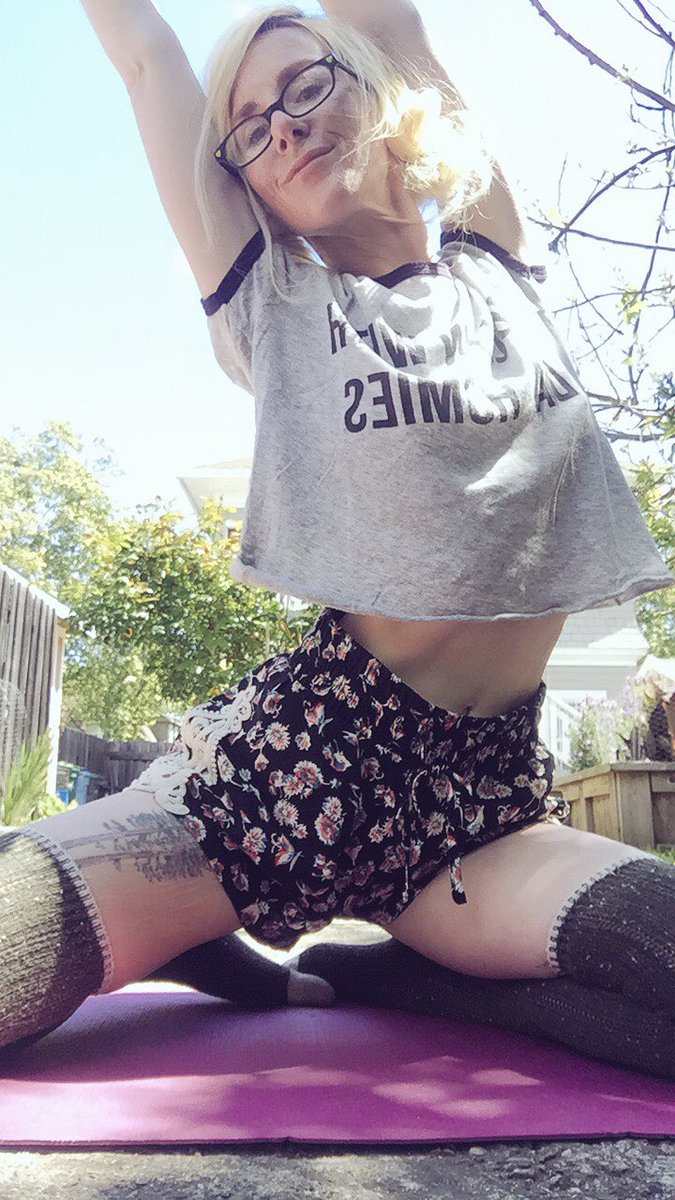 ggpony's tweet photo. Hi! Trying to get back to being okay after feeling sick and down for awhile. Sun and stretches and positive thoughts helped today. Hoping to be more present online soon 💓💓💓 https://t.co/6m6sqJ1yiS