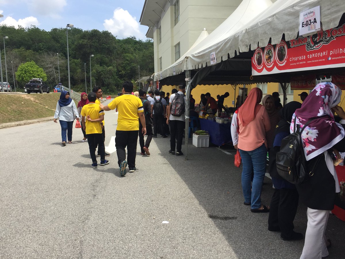KarnivalFtmk's tweet photo. [ FICTS UTeM ]
[ KARNIVAL FTMK 2018 ]
[ GERAI JUALAN ]
.
LIVE UPDATE: Mari datang beramai-ramai ke gerai jualan di Karnival FTMK 2018. Pelbagai juadah yang menarik menanti anda semua! Mari lah!
.
#KarnivalFTMK2018
#SmartAndSustainTogether
#EmpoweringTogetherness https://t.co/VdzUJZf4Db