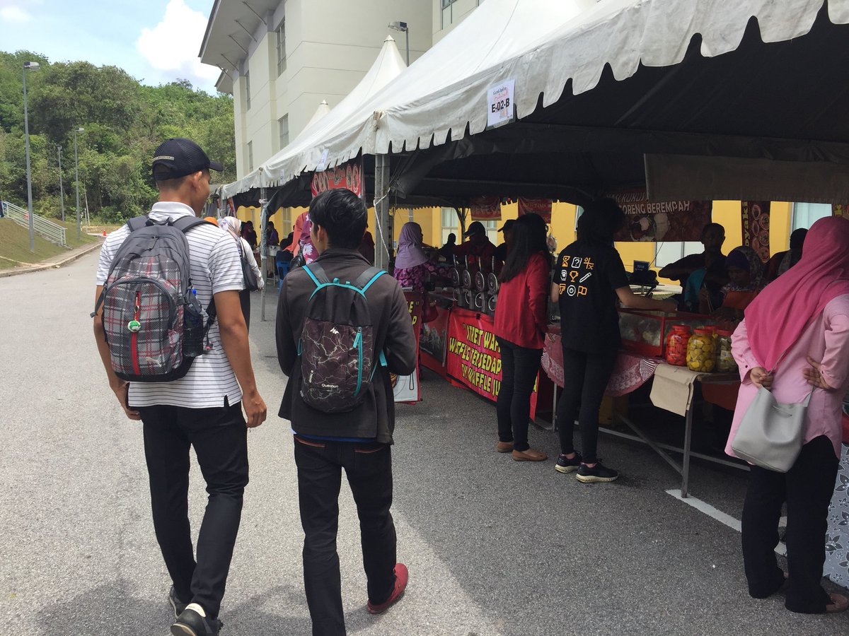KarnivalFtmk's tweet photo. [ FICTS UTeM ]
[ KARNIVAL FTMK 2018 ]
[ GERAI JUALAN ]
.
LIVE UPDATE: Mari datang beramai-ramai ke gerai jualan di Karnival FTMK 2018. Pelbagai juadah yang menarik menanti anda semua! Mari lah!
.
#KarnivalFTMK2018
#SmartAndSustainTogether
#EmpoweringTogetherness https://t.co/VdzUJZf4Db