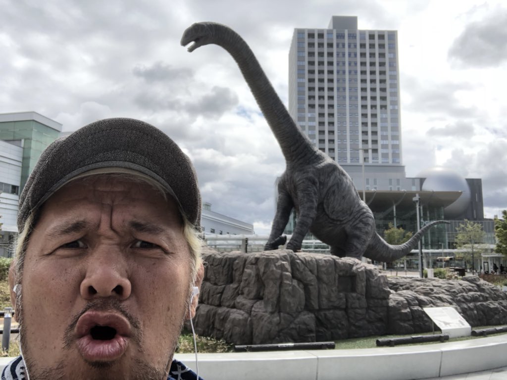 Jr福井駅前の恐竜オブジェが 氷河期到来 恐竜は絶滅しました 感あってかっこいい そこまで考えて作ってるんじゃないの Togetter