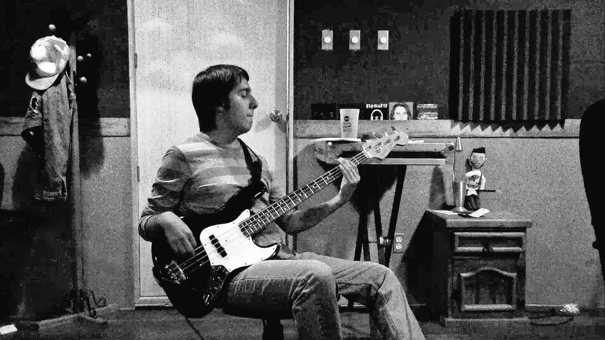 Diegosuajrio's tweet photo. Día de grabación con el @FernandoEsperon 
Denle Follow al Brah. Vienen cosas chidas. 🐛🦇🤙🏽
#bassplayer #bass #fenderjazzbass #fender #shure #squier #Daddario #jajamp3 #FernandoEsperon https://t.co/y2gIDfveHp