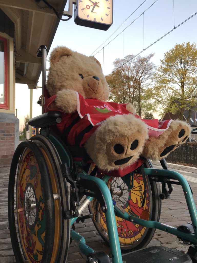 Het is vandaag Buitenspeeldag in België. Buzzy staat klaar op het station voor een werkbezoek aan Antwerpen! Eens kijken of daar echt ALLE kinderen samen buiten kunnen spelen.