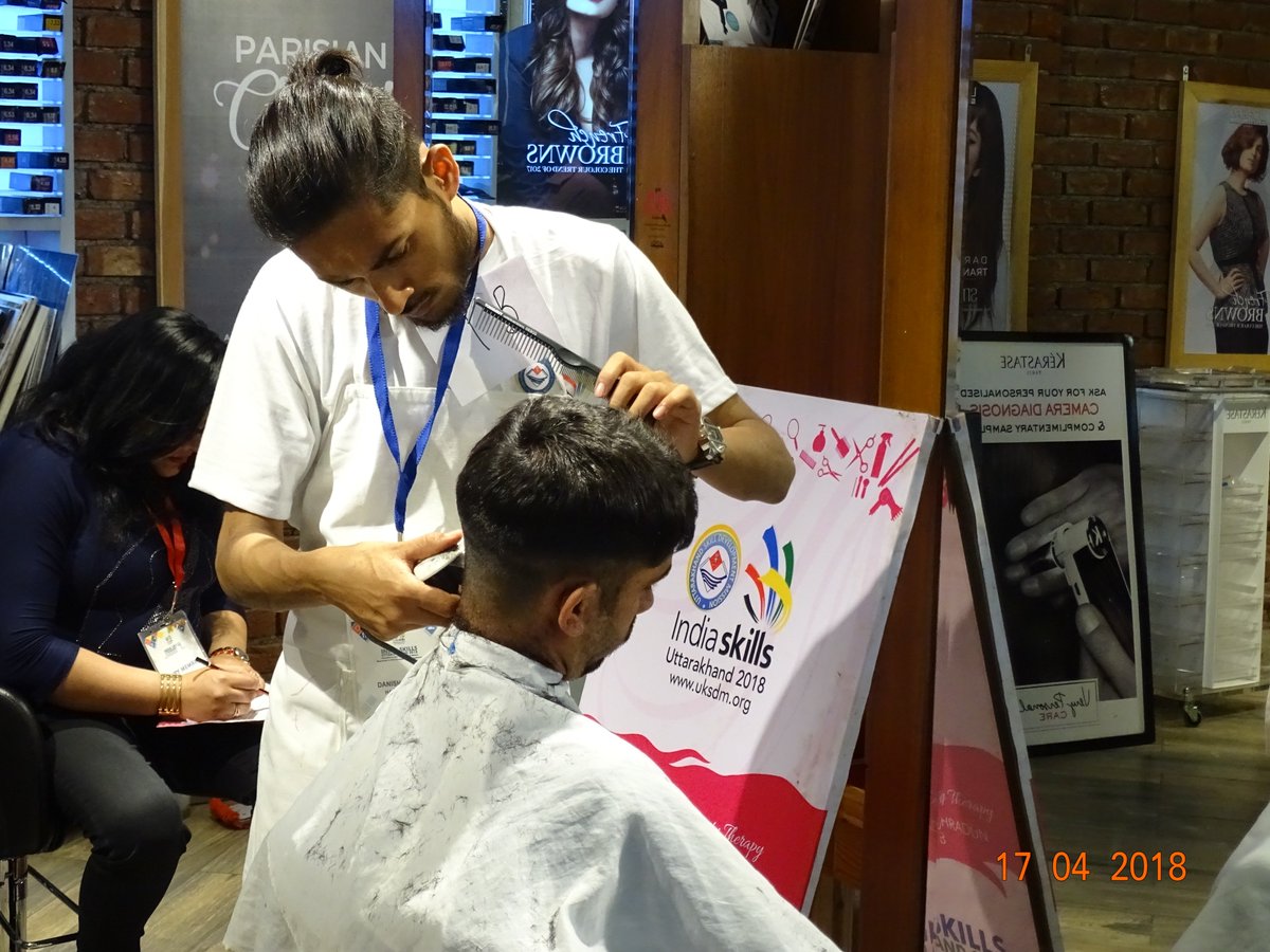 uksdm_2017's tweet photo. #Flaunt_Your_Skills
#World_Skills_2019_Kazan_Russia
#Olympics_Skills
#AbSkillsKiBari
State Level #IndiaSkills Uttarakhand 2018
Hair Dressing held on 17 April 2018 at #Geetanjali_Salon_Dehradun
@drpankajias https://t.co/gUvqgGmdXm