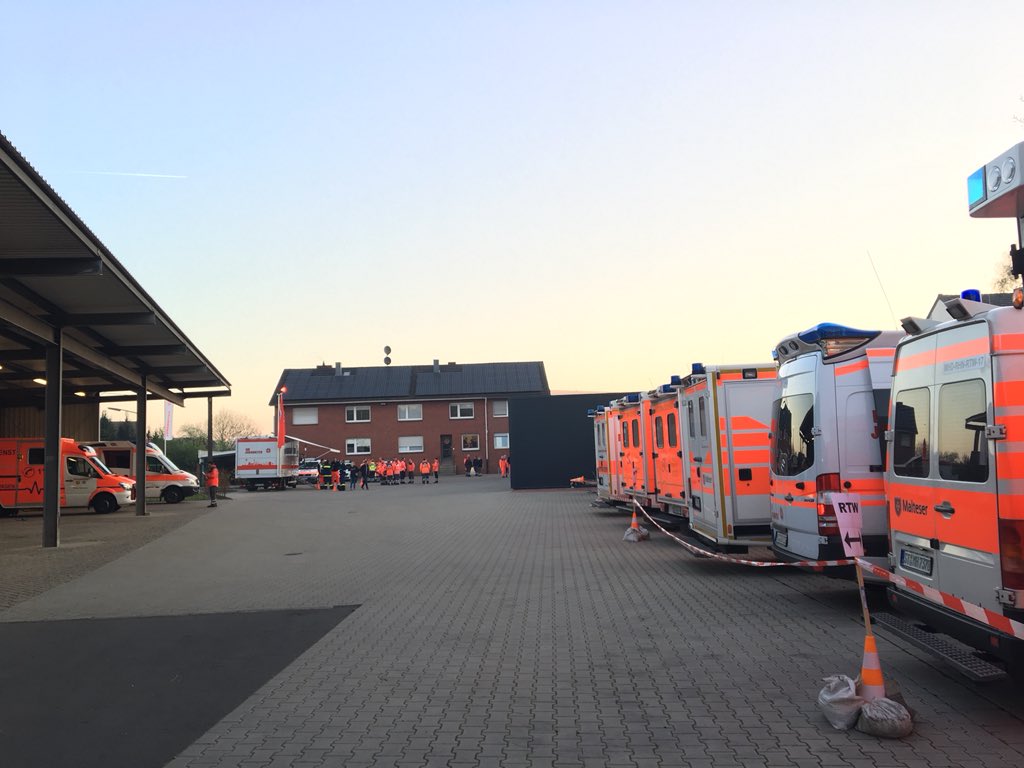 280 Ehrenamtliche von Hilfsorganisationen formieren sich gerade in #Rheine. Sie bereiten sich auf eine mögliche Evakuierung vor. Aktuelle Infos auf @MVRheine
