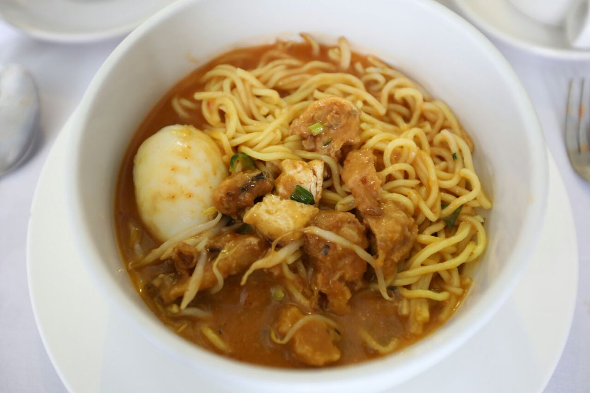 NajibRazak's tweet photo. Orang Perak mesti tahu mi rebus Mastan Ghani dekat Teluk Intan, cukup terkenal. Alhamdulillah saya dapat jamah sikit tadi, kuah pekat dan cucur rangup yang buat sedap. Siapa kalau ke sini kena cuba 👍 #MalaysianFood https://t.co/HbqQv8D3Sn
