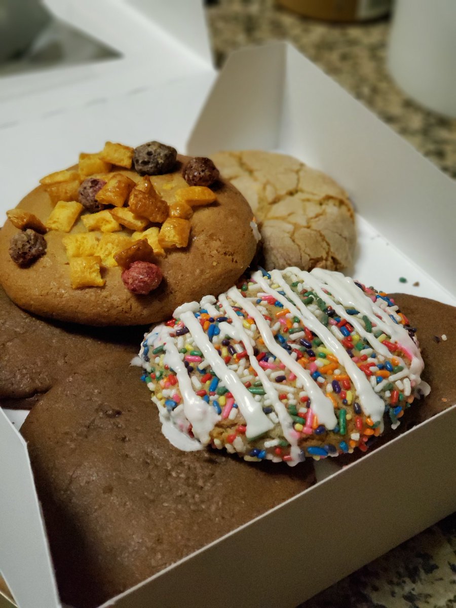 Carms_____'s tweet photo. Thanks for the freebies @NightOwlCookies my family will appreciate it!! You guys are awesome!! #guiltypleasure #willrunextratomorrow #willsharerhecalories #ShotOnGalaxy @theSamsungSide #GalaxyS9 #LiveFocus #yummy #BestCookiesinMiami #yummy #DirtyDiana https://t.co/3aDdwJ22xP