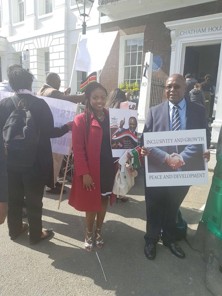 C_NyaKundiH's tweet photo. A young slay-queen and her retarded father were the only two supporters of despot @UKenyatta. They're from the tribe of "Si Ushawi, Ni Maobi"  #UhuruHeckledInLondon https://t.co/GFc6XHjYAZ
