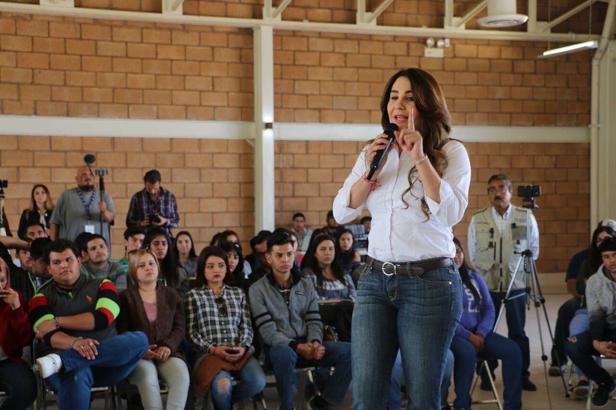 Andrea_Dson's tweet photo. Intensamente feliz me sentí poder compartir a  Jóvenes de Cananea  las Propuestas de nuestros Candidatos Federales; por un momento me transporte a la mejor etapa de mi vida,  SER  MAESTRA. 
#BecasTrabajoNegocio
#SaludDeporteOportunidad
#LaMaestraAndrea https://t.co/VusG3ss5TM