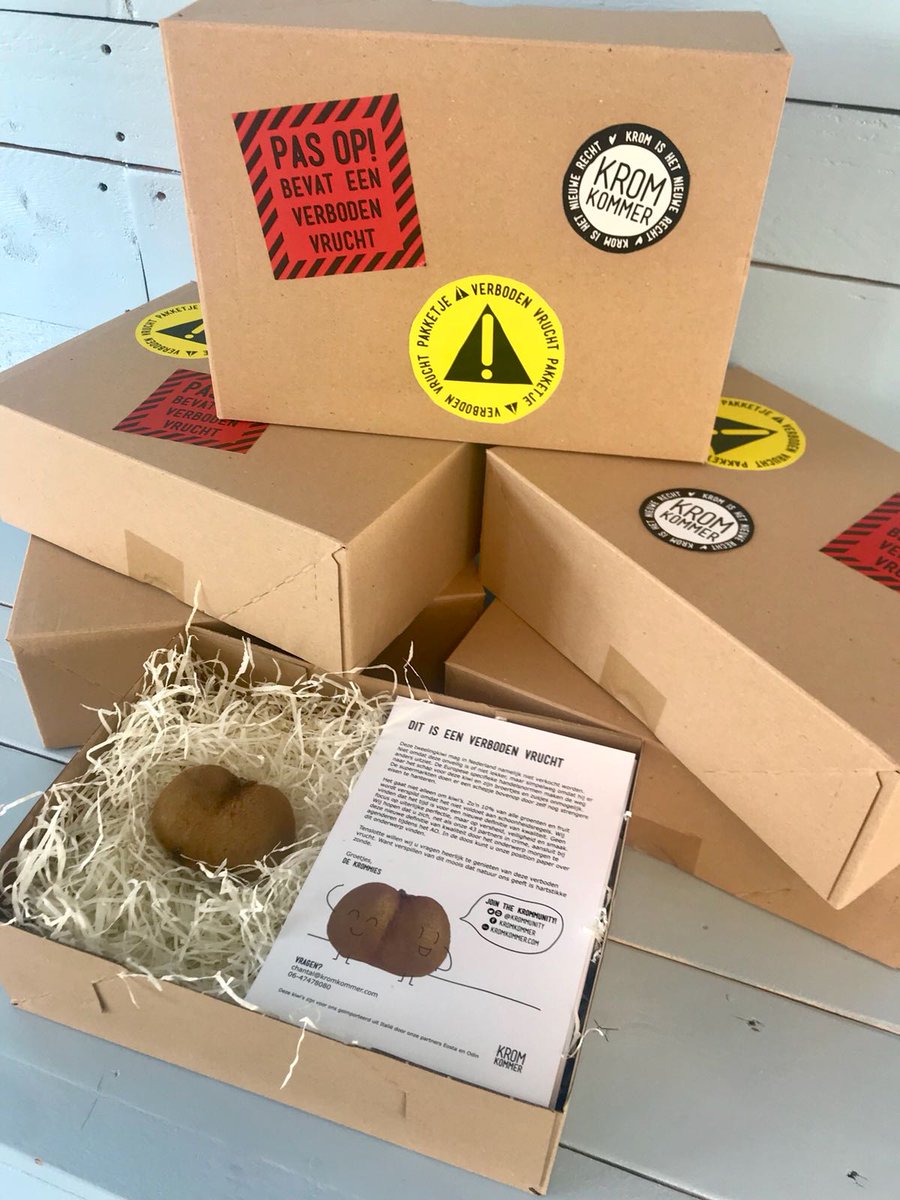 Krommunity's tweet photo. Op naar de @2eKamertweets met deze special delivery verboden fruit 🥝 Vandaag maken onze tweelingkiwi's de postvakjes van de kamerleden onveilig 😎 Meer lezen? Check https://t.co/LeKGoeiNVV #eerlijketomaatschappij #verbodenvrucht #tweelingkiwi https://t.co/FcwYBZfWZ3