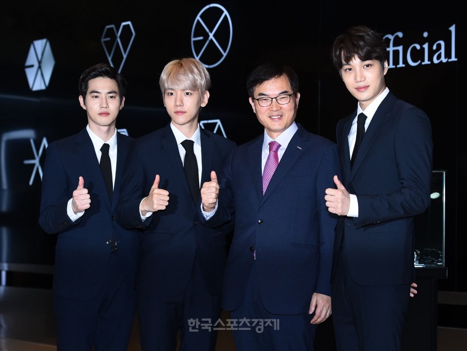 📸 EXO Suho, Baekhyun & Kai today at the release ceremony for EXO official commemorative medal~ EXO is the first Kpop idol to have a commemorative medal made by Korean National Mint 💕 @weareoneEXO