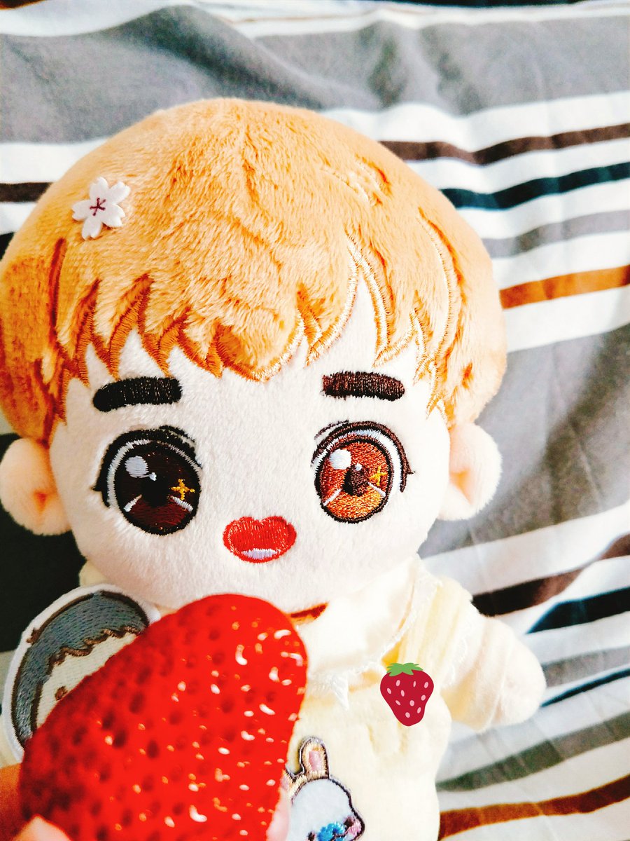 paxchando0313's tweet photo. Do you like strawberries? ๐๐๐
#EXO #MilkYoli #BreadDO #CHANYEOL #KYUNGSOO #exodoll #chansoo https://t.co/DwpU3xcgOs