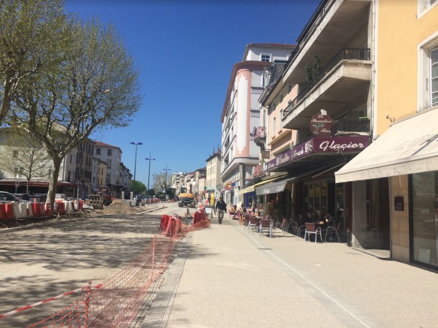 VilleDeRomans's tweet photo. 🚧 Point travaux #Gar'is : la phase 4/7 des travaux de @VilleDeRomans sort de terre avec la création d'un large trottoir au bord de l'allée nord de la Place Jean Jaurès. Idéal pour flâner et profiter d'une pause en terrasse, au soleil ☀️ #fiersderomans #travaux https://t.co/aJYyW46N0a