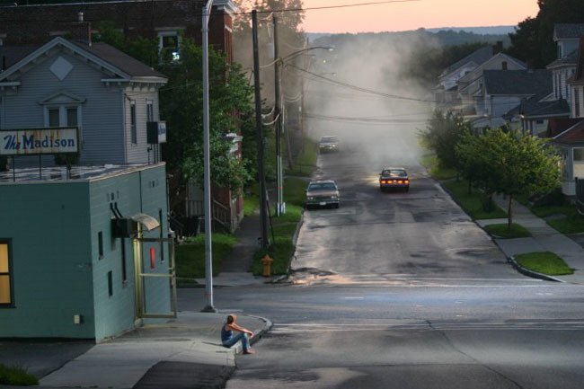 MADPHOTOes's tweet photo. 📷Gregory Crewdson📷
La mejor definición de su trabajo: cine con una cámara de fotos. Dice que no toma fotos, las construye. El autor requiere de una producción compleja, un amplio equipo de trabajo y, frecuentemente, desembolsos desorbitados.
#fotografodelasemana #MADPHOTO https://t.co/nfT3jvHk8o