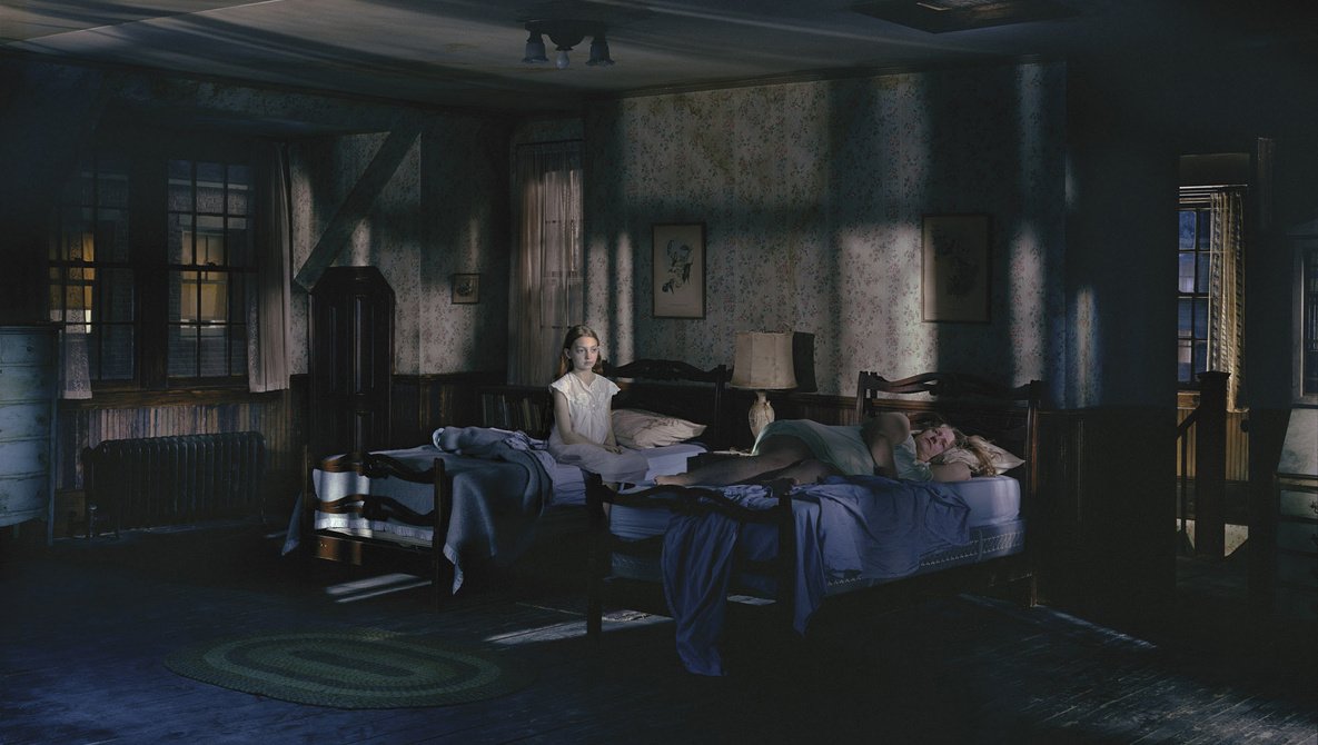 MADPHOTOes's tweet photo. 📷Gregory Crewdson📷
La mejor definición de su trabajo: cine con una cámara de fotos. Dice que no toma fotos, las construye. El autor requiere de una producción compleja, un amplio equipo de trabajo y, frecuentemente, desembolsos desorbitados.
#fotografodelasemana #MADPHOTO https://t.co/nfT3jvHk8o