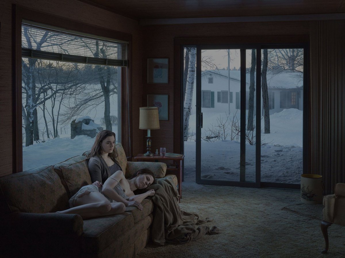 MADPHOTOes's tweet photo. 📷Gregory Crewdson📷
La mejor definición de su trabajo: cine con una cámara de fotos. Dice que no toma fotos, las construye. El autor requiere de una producción compleja, un amplio equipo de trabajo y, frecuentemente, desembolsos desorbitados.
#fotografodelasemana #MADPHOTO https://t.co/nfT3jvHk8o
