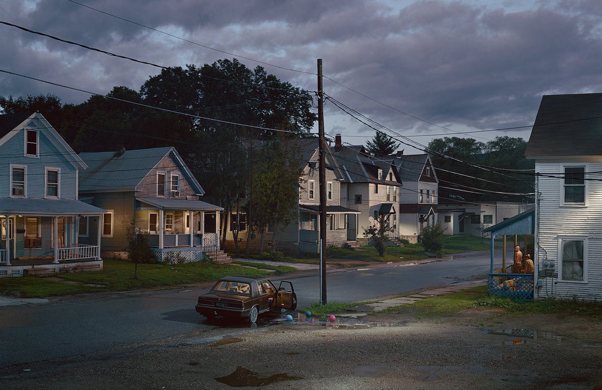 MADPHOTOes's tweet photo. 📷Gregory Crewdson📷
La mejor definición de su trabajo: cine con una cámara de fotos. Dice que no toma fotos, las construye. El autor requiere de una producción compleja, un amplio equipo de trabajo y, frecuentemente, desembolsos desorbitados.
#fotografodelasemana #MADPHOTO https://t.co/nfT3jvHk8o
