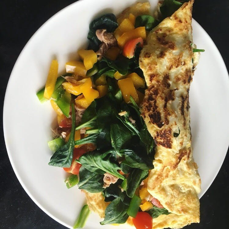 PursuitFit's tweet photo. Rise &amp; shine 🌞 with a beautiful day ahead, start your day with this healthy hearty omelette made by Claire 👸. 
It consists of 2 eggs🥚, 60g tuna🐟, 30g spinach, 100g mixed peppers ❤️ &amp; 10g of feta. ✔️
What is your go to breckie? 🤔
.
.
.
.
.
#Esher #nutrition #healthyrecipe https://t.co/SwkLQsEYJD