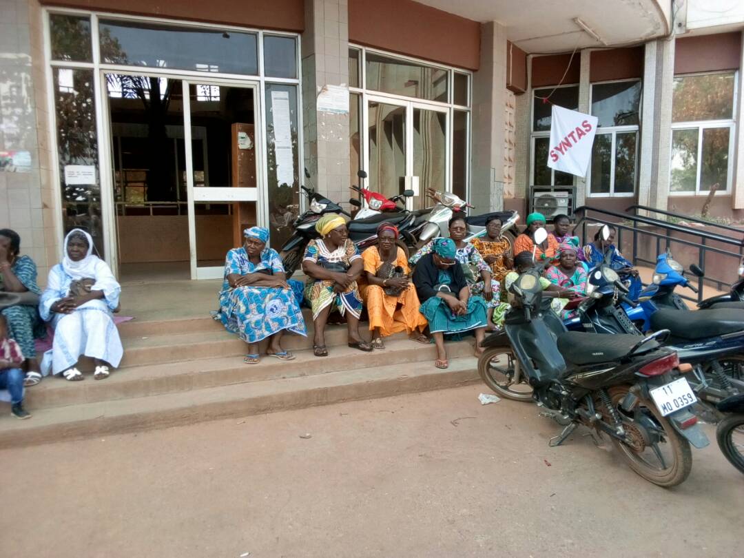 BadjoBass's tweet photo. #Sit_in des agents de l'action sociale ce matin à l'immeuble baoghin et sur toute l'etendue du territoire Nationale. 
#MFSNF #SYNTAS #Sit_in_48H https://t.co/98fup8YbUU