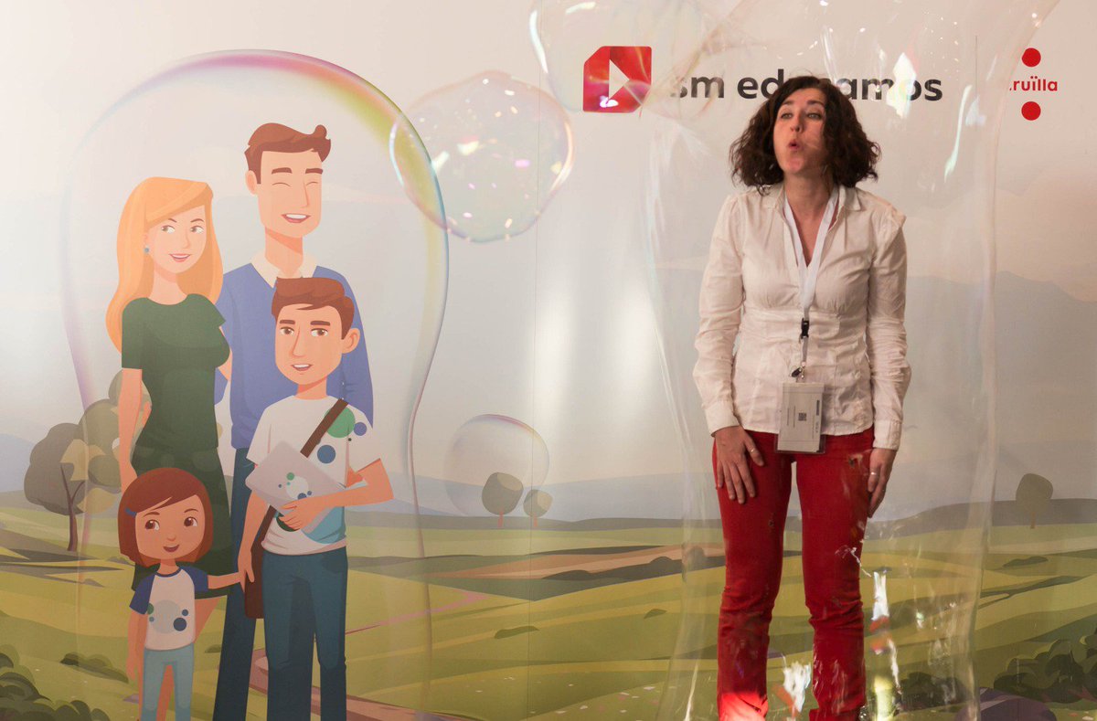 EducamosES's tweet photo. Los últimos afortunados en meterse dentro de la burbuja de @EDUCAMOS_es en el @ITworldEdu Que contentos estamos de que lo hayáis disfrutado tanto 😃 #ITworldEdu10 https://t.co/7sDVQ9U796