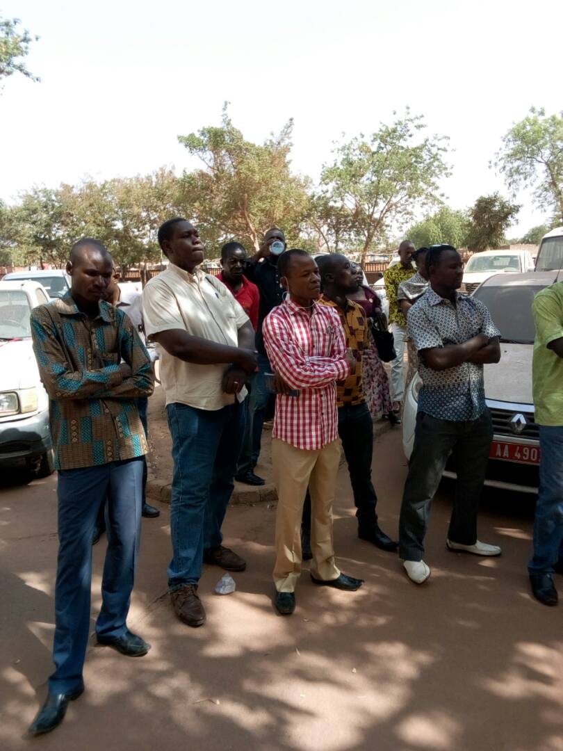 BadjoBass's tweet photo. #Sit_in des agents de l'action sociale ce matin à l'immeuble baoghin et sur toute l'etendue du territoire Nationale. 
#MFSNF #SYNTAS #Sit_in_48H https://t.co/98fup8YbUU