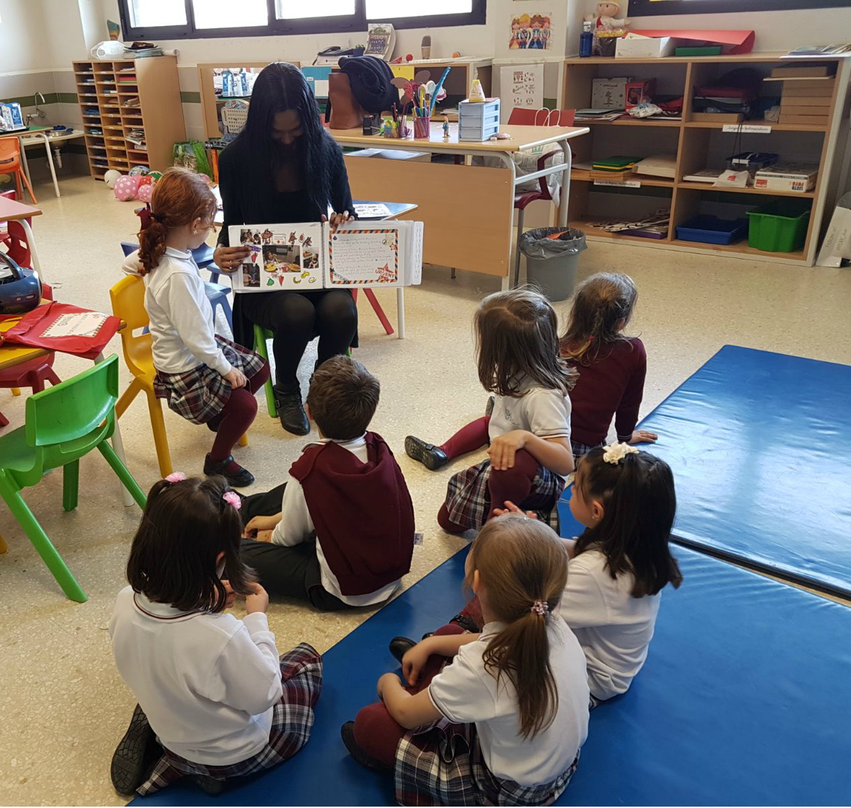 ActivaRedes's tweet photo. Nuestro #FlatStanly viaja a casa de nuestros alumnos para conocer qué es lo que comen #juanpablosegundoalcorcon #EdI #ActivaMadrid https://t.co/leLk6CVM9k