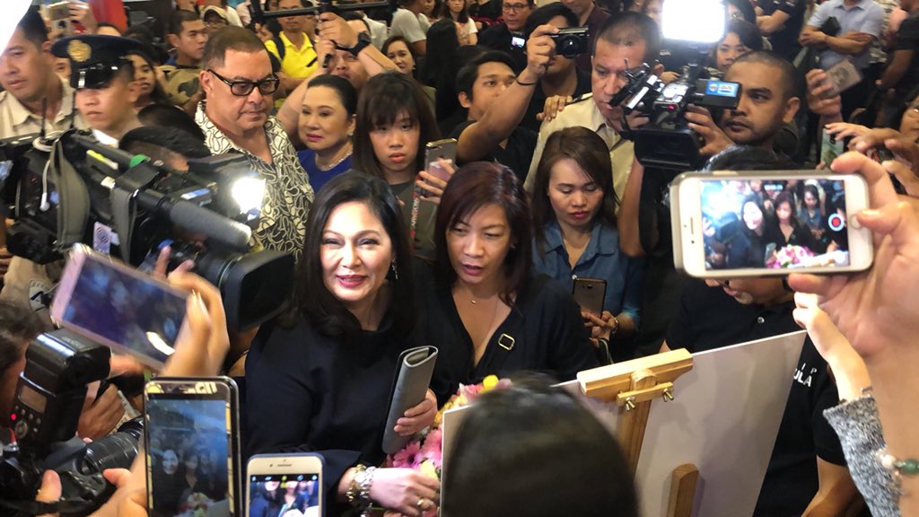 JanverDaily's tweet photo. Diamond Star Maricel Soriano, pinagkaguluhan sa red carlet premiere ng digitally restored version ng “Ikaw Pa Lang Ang Minahal” | via showbizjeff https://t.co/lTuJ0oQ0zU