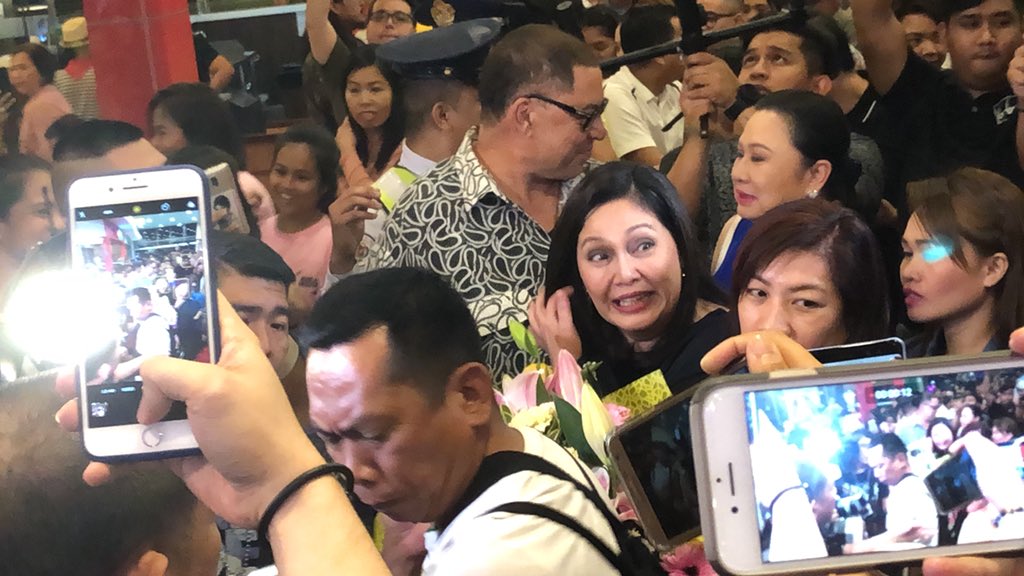 JanverDaily's tweet photo. Diamond Star Maricel Soriano, pinagkaguluhan sa red carlet premiere ng digitally restored version ng “Ikaw Pa Lang Ang Minahal” | via showbizjeff https://t.co/lTuJ0oQ0zU