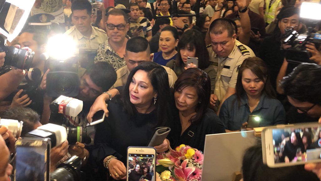 JanverDaily's tweet photo. Diamond Star Maricel Soriano, pinagkaguluhan sa red carlet premiere ng digitally restored version ng “Ikaw Pa Lang Ang Minahal” | via showbizjeff https://t.co/lTuJ0oQ0zU