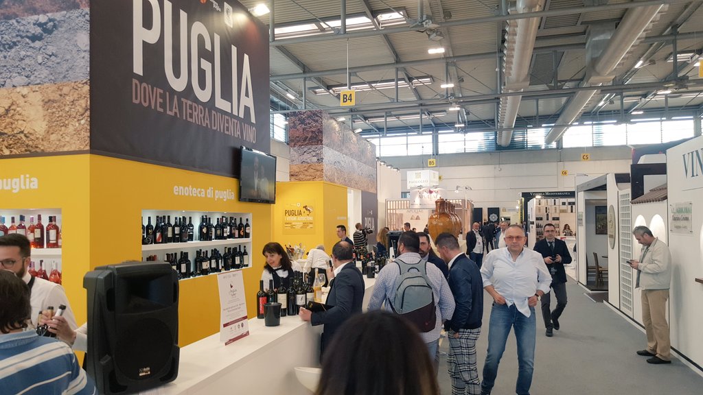 DiGioiaLeonardo's tweet photo. Ultima giornata al @VinitalyTasting.Bilancio più che positivo per la #Puglia e per un settore, il #vitivinicolo, in fortissima crescita.Grazie agli oltre 150 produttori che hanno accolto le migliaia di visitatori e #winelover e presentato eccellenze che tutto il mondo ci invidia! https://t.co/lWGi85wuvK