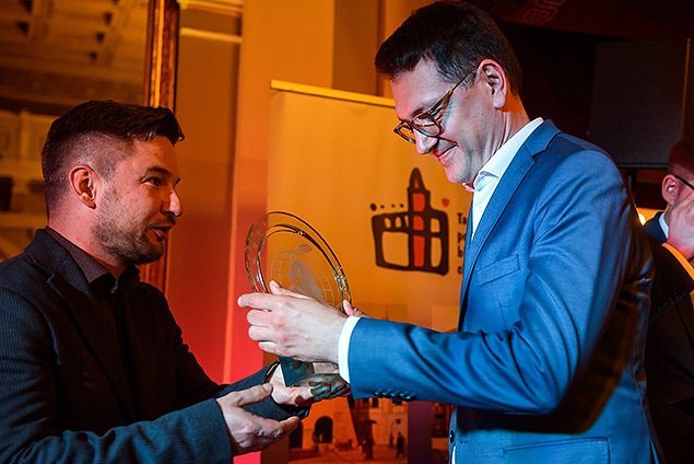 TDJ_SA's tweet photo. Kolejna nagroda w rękach TDJ! #InvestForum organizowanym przez Instytut Studiów Wschodnich w Tarnowie Inwestorem Roku uznana została nasza spółka. Dziękujemy! #InwestorRoku https://t.co/nvfH7KUtCN