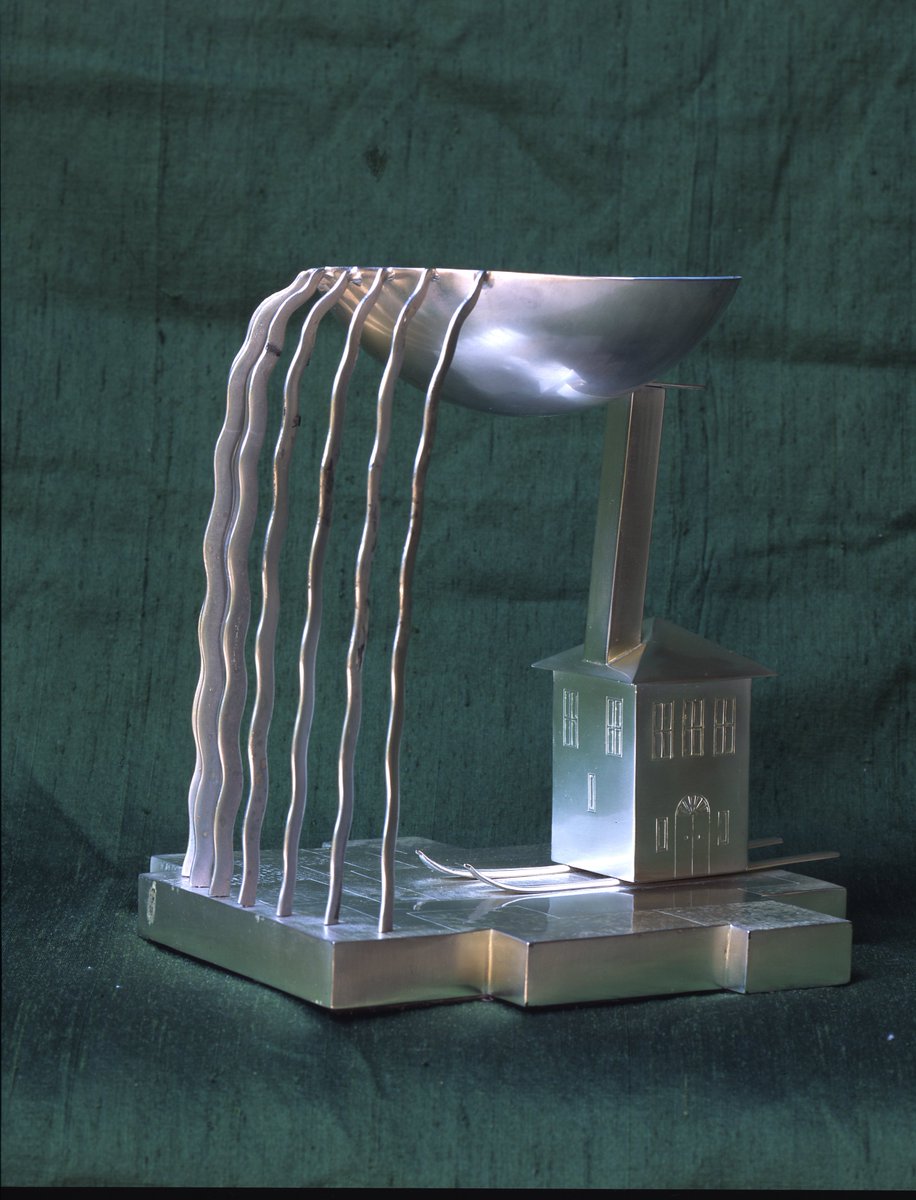 No.7
Coppa Portaluppi
Metallo argentato. Un trofeo disegnato e messo in palio dall’architetto per le gare sciistiche dei GUF (Gruppi Universitari Fascisti) nel 1934. In Val Formazza, l’ultima valle del Piemonte prima della Svizzera. <a href="/FondazionePP/">FondazionePortaluppi</a> #130portaluppi #portaluppi