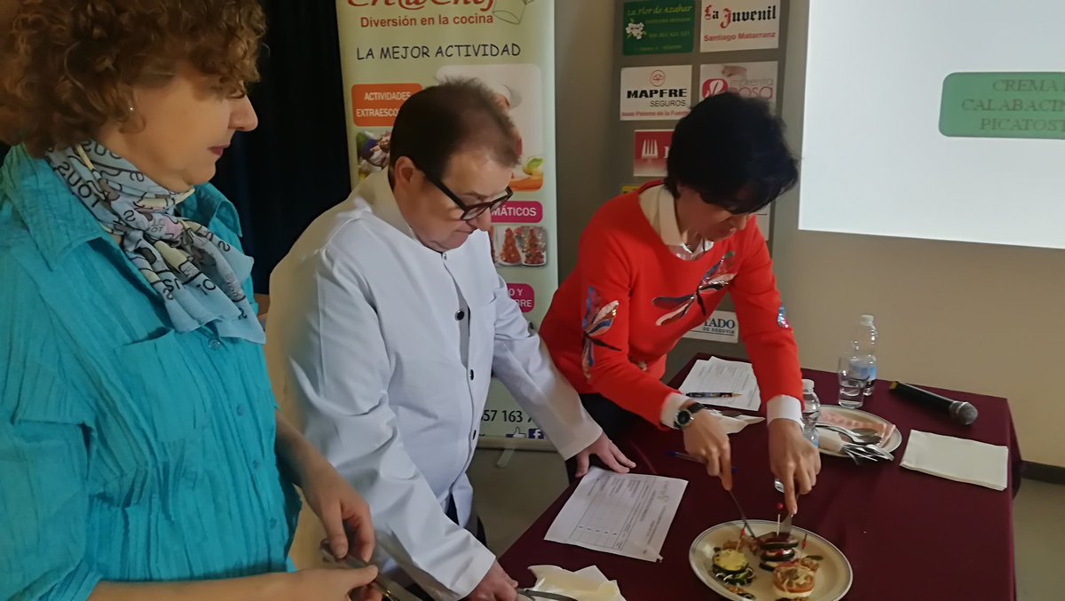 CreaChefSegovia's tweet photo. La gran final de la campaña "Diviértete cocinando saludable" 2018 quedo de la siguiente manera: 1er lugar ceip Fray Juan de la Cruz (Macedonia de frutas)
2do lugar ceip Sta Clara (montaditos de calabacin)
3er lugar Asoc. Cultural Sanchonuño (pollo enmanzanado) #creachefsegovia https://t.co/hn5RxnmihQ