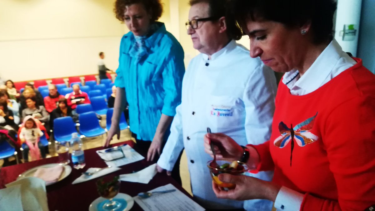 CreaChefSegovia's tweet photo. La gran final de la campaña "Diviértete cocinando saludable" 2018 quedo de la siguiente manera: 1er lugar ceip Fray Juan de la Cruz (Macedonia de frutas)
2do lugar ceip Sta Clara (montaditos de calabacin)
3er lugar Asoc. Cultural Sanchonuño (pollo enmanzanado) #creachefsegovia https://t.co/hn5RxnmihQ
