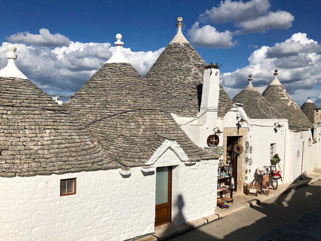 matkailublogit's tweet photo. Alberobellon trullitalot löytyvät Etelä-Italian Pugliasta https://t.co/qDckgFfTPZ https://t.co/BgUER2kBMI