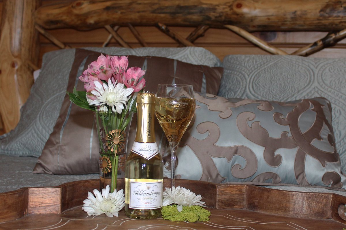 Good morning bubbles ☀️🥂🍾 #schlumbergersekt #schlumbergerbrut #sparklingwine #champagne #bubbly #bubblyinbed #champagneinbed #happyhumpday #wednesdayvibes