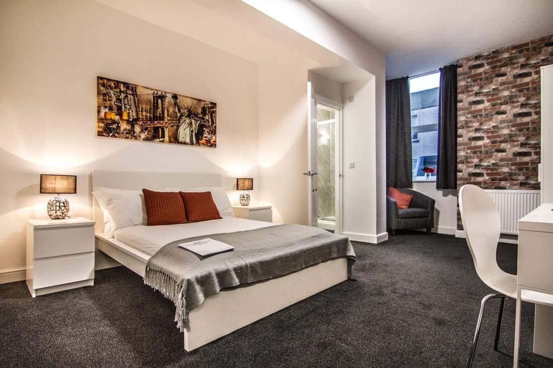 All of our serviced accommodation comes with:

✅Large flat screen televisions
✅Super-strong wifi
✅Large double bedrooms with en-suites
✅Magnet kitchens complete with appliances

Book now by calling Ellie on 01933 426550