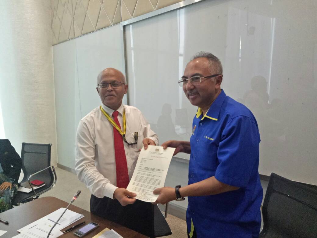 YBhg Dato' Pengarah menerima watikah pelantikan sebagai Pengarah Projek (PD) bagi Projek Blok Tambahan Hospital Tanah Merah #infrarakyat #jkrkelantan #postingwemust