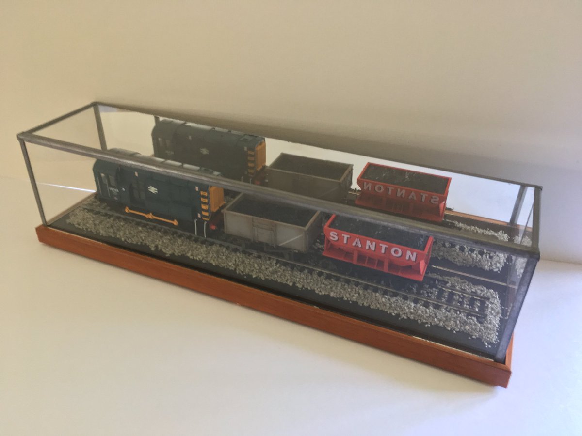 AirFramed's tweet photo. AirFramed’s model railway sized display cases look great with the standard felt covered bases.Track and ballast added to them and the effect is spectacular.
#displaycase #bespokeglassdisplaycase #oogauge #ogauge #gaugeone #gaugethree #gardenrail #modelrailways @DerbyModelRail https://t.co/WobRhFjlJa
