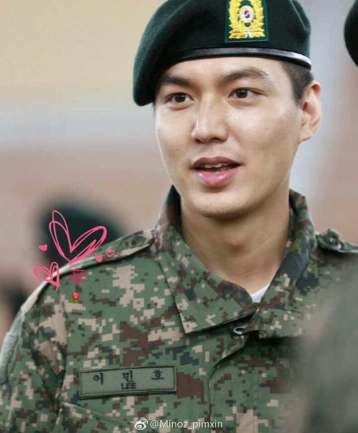 KoreaTale's tweet photo. Dan beberapa waktu lalu, aktoryang digadang-gasang sebagai salah satu aktor termahal ini baru saja menyelesaikan 4 minggu pendidikan dasar militer.
Kangen liat oppa? Yuk intip saat ia berseragam militer!
#kt_kdrama #leeminho #leeminhoworld #koreatale https://t.co/PvSXL0zW1K
