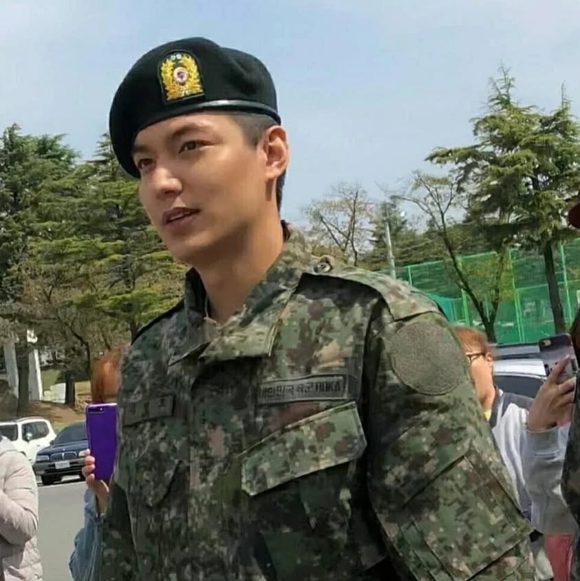 KoreaTale's tweet photo. Dan beberapa waktu lalu, aktoryang digadang-gasang sebagai salah satu aktor termahal ini baru saja menyelesaikan 4 minggu pendidikan dasar militer.
Kangen liat oppa? Yuk intip saat ia berseragam militer!
#kt_kdrama #leeminho #leeminhoworld #koreatale https://t.co/PvSXL0zW1K