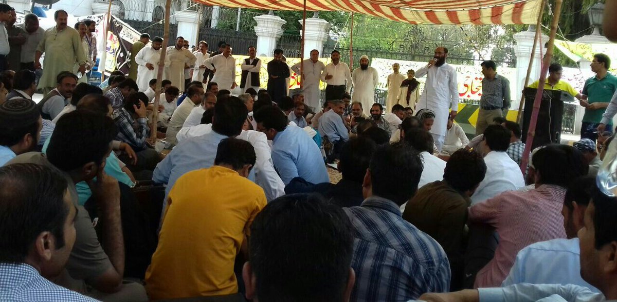 itsshami_X's tweet photo. جس ملک کا استاد سڑک پہ اپنے حقوق کی جنگ لڑ رہا ہو اور اس ملک کی اشرافیہ پر سکون سو رہی ہو تو وہ ملک تعلیمی پسماندگی کا شکار رہتا ہے۔۔
#UstaadKoIzatDo #ProfessorsDharna #PPLADharna #ProfessorsOnStrike #PPLAonStrike https://t.co/LIlwcAfnnN