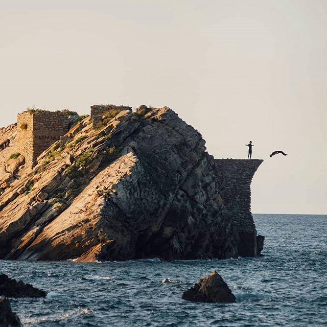 DivingPlaces's tweet photo. Regrann from @ujusansa - 💦If you are not tired enough from surfing all day, you can go and jump from 10m cliffs🤣🤙✌💦 ______________________________________________________
.
.
.
#roamtheplanet #ig_spain #surf #explore #travel #createcommune #beaut… https://t.co/I7uQSDFe83 https://t.co/ZmzutFMYpU